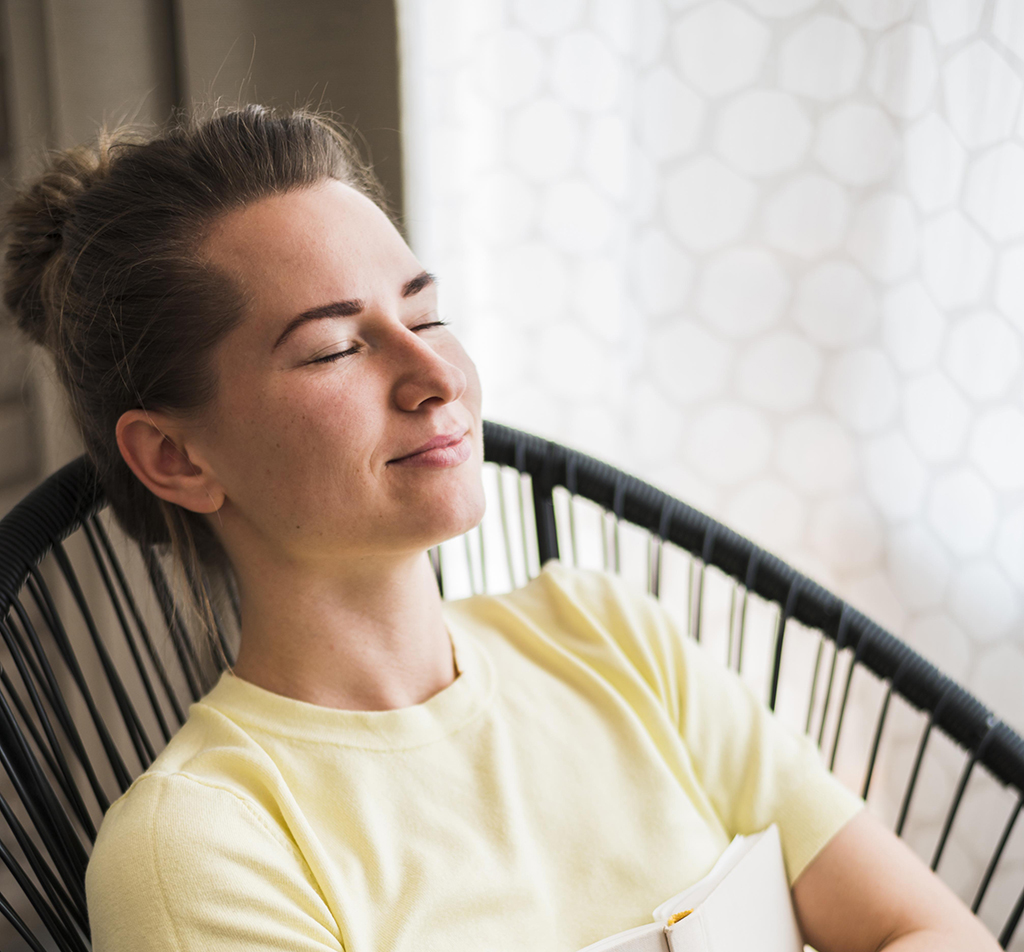 front view woman relaxing home (1)